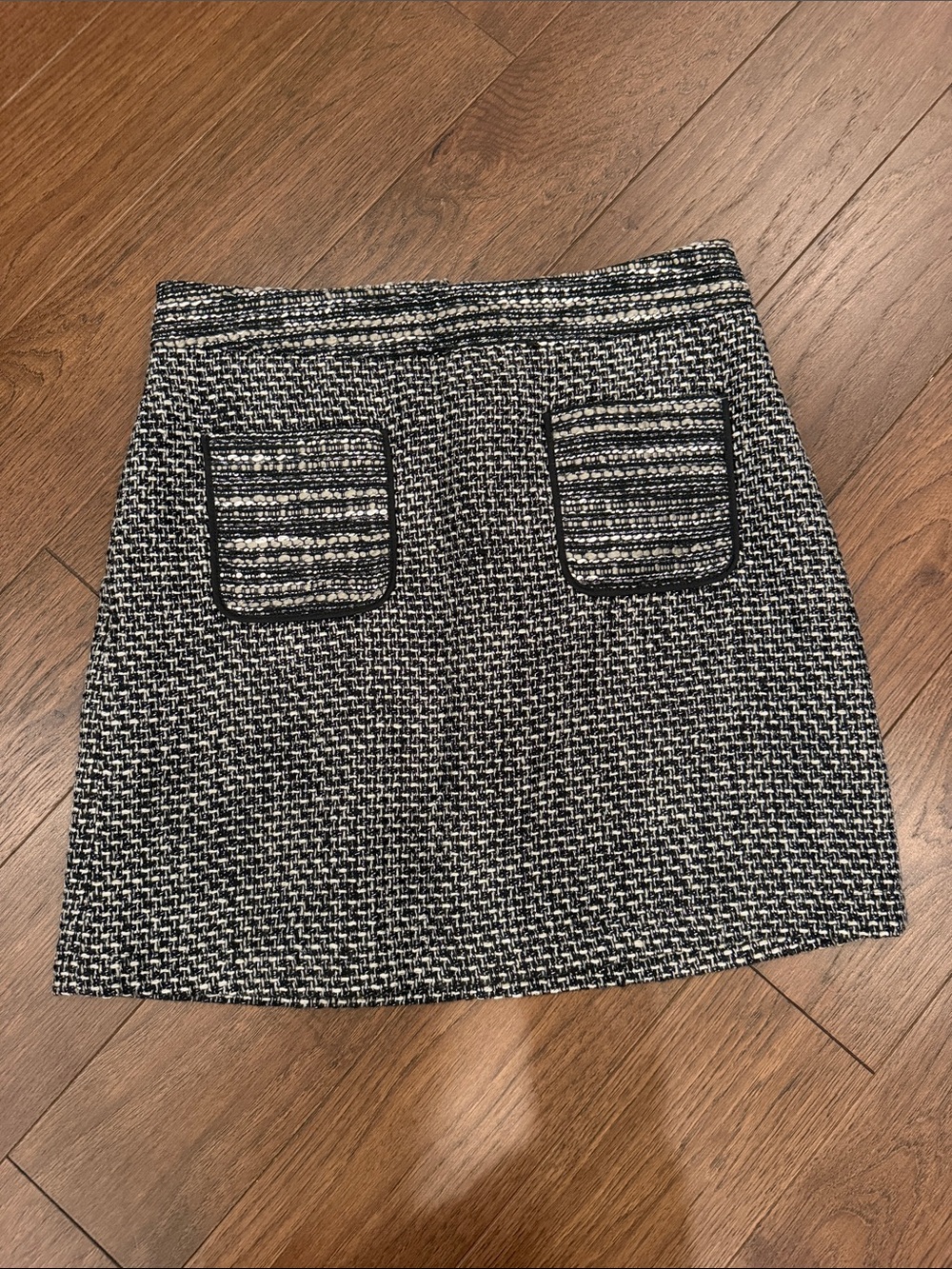 LOFT Black and White Tweed Mini Skirt with Patch Pockets Size 6 - C54-120